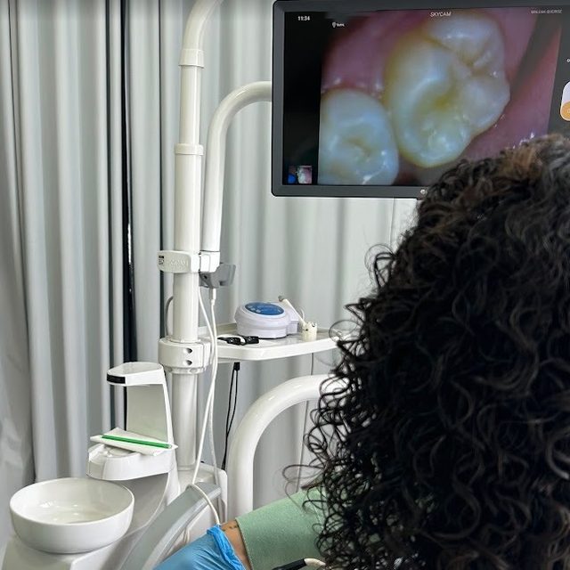 Tela com dois dentes ampliados durante a consulta