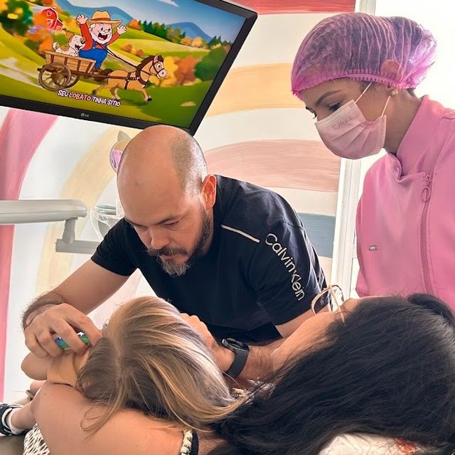 Atendimento acontecendo com desenho passando na televisão